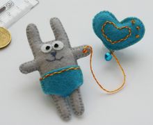 Брошь "Зайка с шариком"