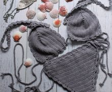 Купальник бикини из серой пряжи