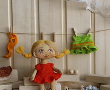 Текстильная игровая  куколка с комплектом одежды.