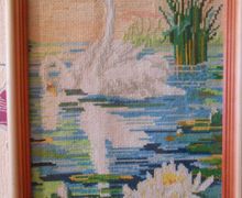 Вышитая картина "Лебеди"