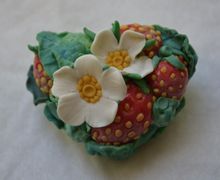 брошь-клубничка.