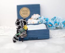 Брошь Енот с цветком вышитая бисером черная Brooch raccoon with flower