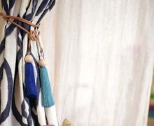 Украшаем шторы объемными кистями