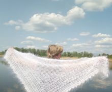 Белая ажурная пуховая косынка.