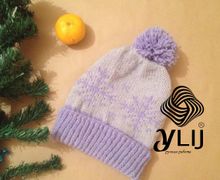 Шапка со снежинками