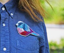 Вышитая брошь "Птичка"