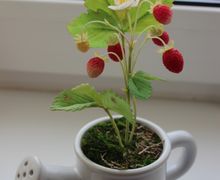 Земляника из полимерной глины