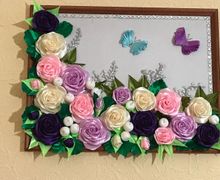 Картина из роз с атласных лент.