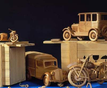 Деревянные игрушечные машинки и мотоцикл