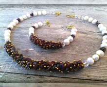 Комплект Гранат в жемчуге" (бусы и браслет)