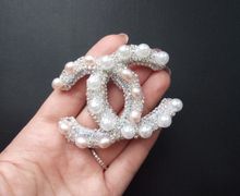 White brooch, brooch embroidered with river pearls. Handmade brooch, embroidery Brown Brooch Beaded. Pin brooch. Gift for her