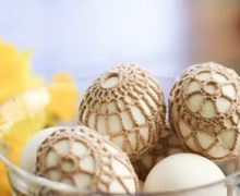 Как изящно обвязать пасхальное яйцо крючком (фото мастер-класс)