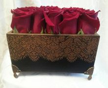 Шикарный букет из роз в эксклюзивном коробе ручной работы