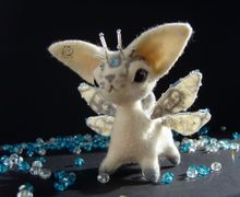 Котенок крылатый серьезный