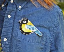 Вышитая брошь "Синичка"