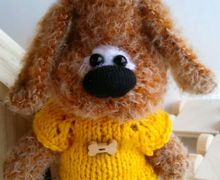 Песик в желтом свитере