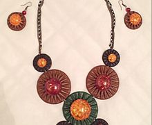 Дизайнерское украшение из натуральной кожи и искусственного янтаря