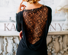 Платье трикотажное с ажурной гипюровой вставкой на спине