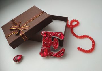 брошь БУКВА