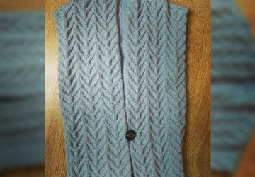 Вязаный серый жилет с косами (безрукавка)