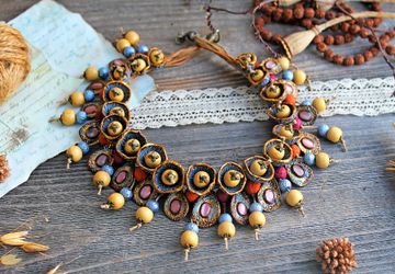 Пушистое колье с подвесками