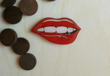 Значок деревянный "Губы"