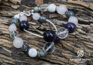 Браслет на замке из натуральных камней