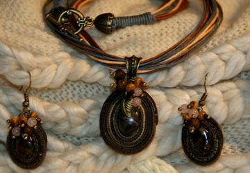 Кулон и серьги.