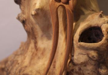 Заколка деревянная резная