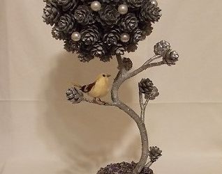 Топиарий из шишек