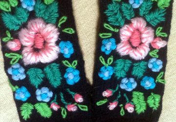 Варежки с вышевкой ручной работы.