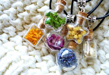 Кулоны-баночки с сухоцветами.