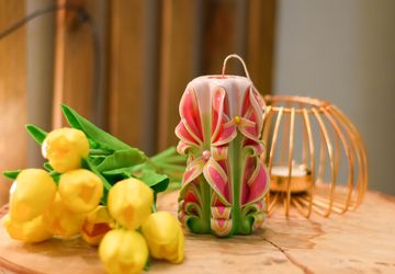 Резная свеча розовая с зеленым