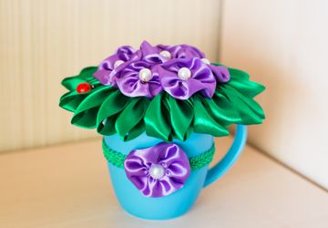 Цветочная композиция "фиалки в кружке"