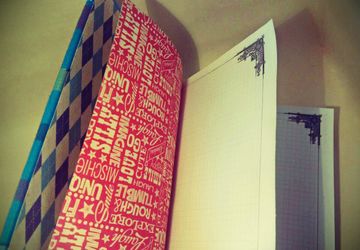 Клетчатый блокнот исполненный в выдержанном английском стиле.