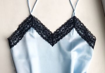 Атласная майка с кружевом