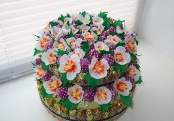 Торт из конфет "Клубничная поляна"