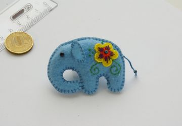 Брошь "Слоненок с цветочком"