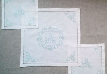 Комплект льняных салфеток с  ручной вышивкой монограммы