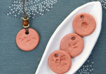 Глиняный освежитель для шкафа.