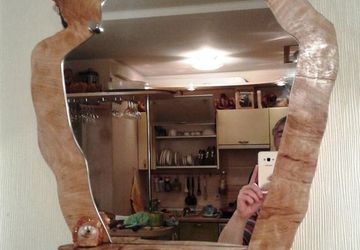 Зеркало с маленькой полочкой