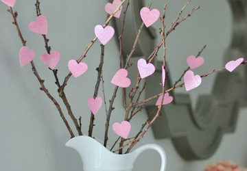 Симпатичные (и дешевые!) украшения на День святого Валентина своими руками. Дерево с сердцами.