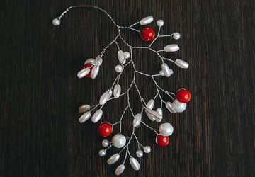 Веточка с коралловыми бусинами