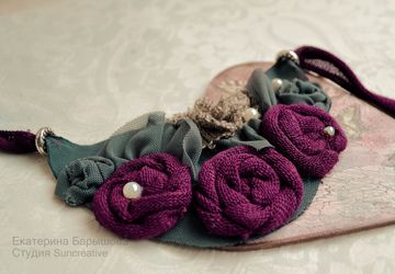 Текстильное ожерелье.