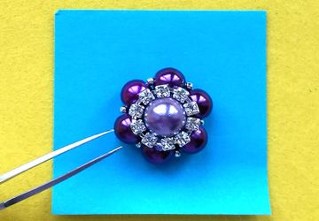 Цветы из бусин, бисера и страз своими руками.