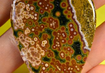 Океаническая яшма кабошон крупный.