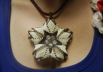 кулон из бисера