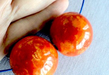 Ожерелье с керамическими бусинами.