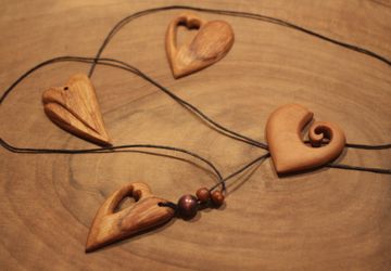 Деревянные резные кулоны и подвески