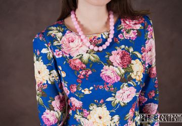 Женское платье длины макси из яркой джинсы.